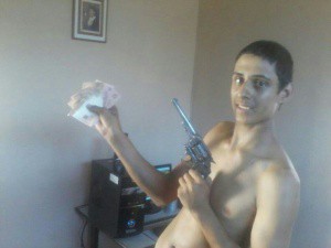 Joel se exibe com dinheiro obtido com roubo e arma no Facebook (Foto: Marcelo Victor)