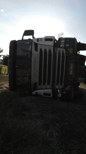 Fotos do acidente no trevo de Goiás