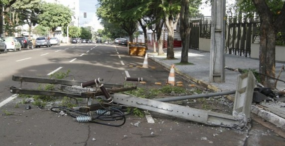 Acidente aconteceu no centro de Campo Grande (Foto: Marcelo Victor/ Campo Grande News)