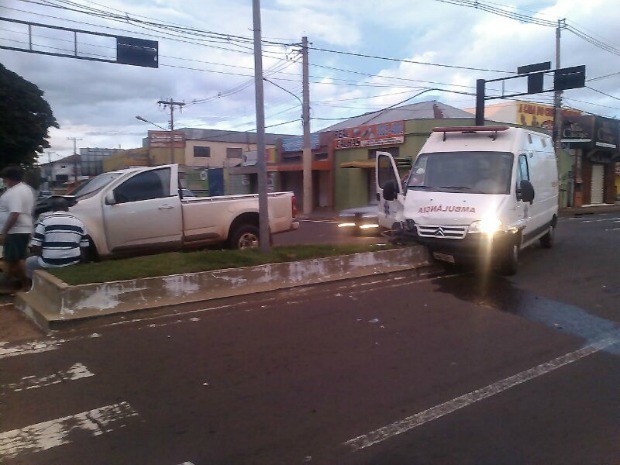Ambulância atingida por caminhonete (Foto: Edmar Melo/TV Morena)