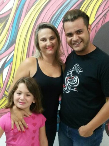 Flávio Borges Hair Designer cuida do cabelo da família toda; veja foto