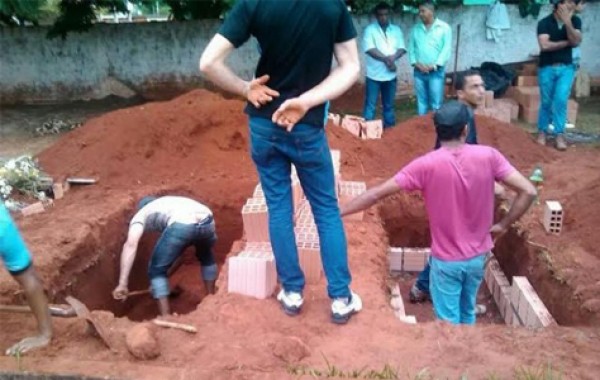 Sem coveiro, familiares cavam para enterrar vítima de acidente em MS