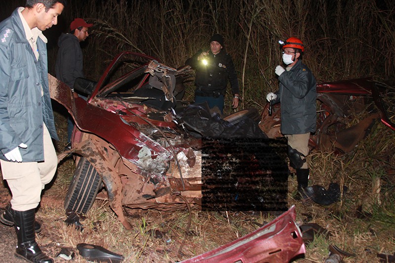 O carro ficou destruído após acidente com ônibus e vaca na pista (Foto: Jovem Sul News/ Edição da imagem: Bruna Girotto)