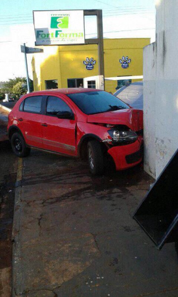 O carro atingiu a porteira da loja Vetmano na madrugada de hoje (31) no centro de Cassilândia (MS) (Foto: Nilson)