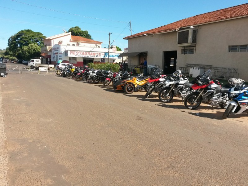 Foto do Talles: algumas motos do encontro de ontem com a turma de Três Lagoas.