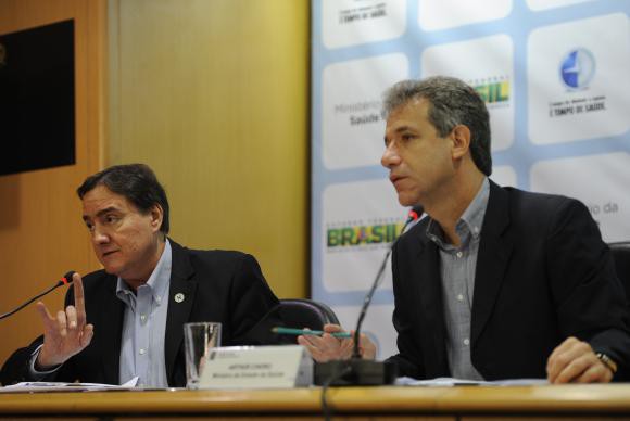 O secretário de Vigilância em Saúde, Jarbas Barbosa,e o ministro da Saúde, Arthur Chioro, anunciam a regulamentação da Lei Antifumo - Elza Fiuza/Agência Brasil