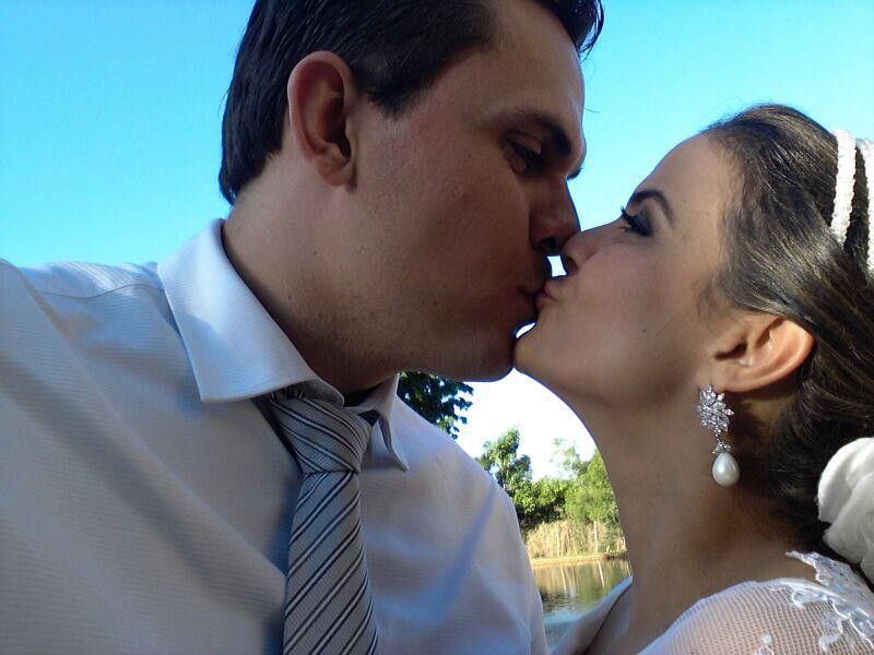 A cassilandense Luciana Perches e o advogado Érico Caboclo casaram-se ontem (31) em Tanabi. O casal reside em Manaus (AM). Ela é filha do casal cassilandense Celinha e Paulinho.