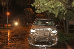 Carro ficou bastante danificado - Foto Jovem Sul News