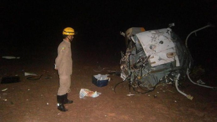 Helicóptero ficou completamente destruído após o acidente que matou cinco pessoas, dentre elas o ex-jogador de futebol Fernandão.  (Foto: Corpo de Bombeiros de Goiás / Divulgação)