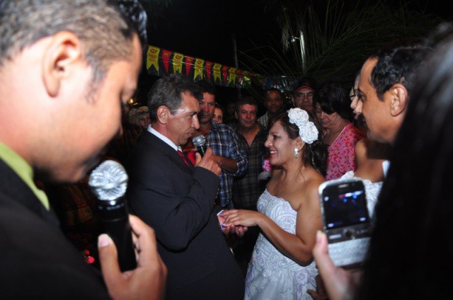 Depois de 26 anos juntos, Cláudia e Ricardo se casam de papel passado. (Foto: Carlos Javier)
