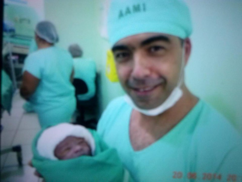 João Fernando no colo de seu pai Márcio Gago, logo após seu nascimento (Foto: Facebook)
