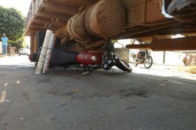 Foto: Edivelton Kologi A motocicleta que o vendedor conduzia foi parar embaixo do caminhão