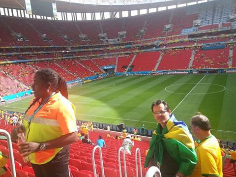 O cassilandense Ismael Souza Oliveira no estádio Mané Garrincha, em Brasília, para torcer pelo Brasil. Foto Facebook
