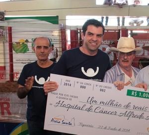 Entrega do cheque simbólico ao Hospital de Câncer Alfredo Abrão (Foto: Denilson Rodrigues)