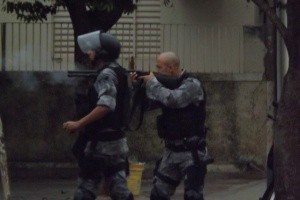 Policiais usaram bala de borracha para dispersar multidão. (Foto: Ediveltom Kologi)