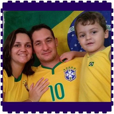 Suellen Nogueira enviou a foto acima com a seguinte frase: "Minha família unida torcendo pelo nosso Brasil...que sufoco!!!" Envie você também a foto com a sua torcida pelo Brasil para publicarmos no site através do e-mail brunagirotto@gmail.com.