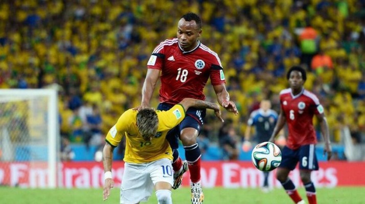 Neymar tomou uma joelhada na partida de hoje costas do colombiano Zuñiga (Foto: Jefferson Bernardes/VIPCOMM)