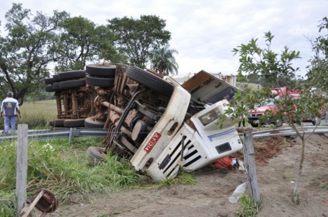 A cabine ficou destruída após a colisão (Foto: Marcelo Calazans)