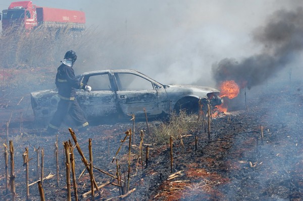 Vectra foi consumido pelo fogo na rodovia MS 306 em Chapadão; veja foto