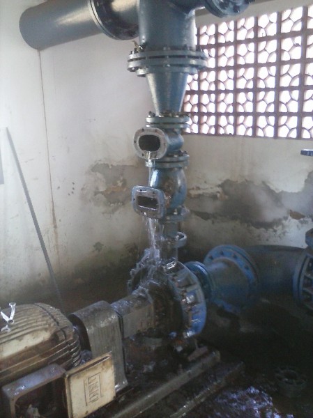 Foto do defeito da máquina do serviço de água, que já está funcionando. Desde domingo a Vila Izanópolis estava sem água. (Foto: Hermezes Côrtes)