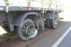 Primeiro a caminhonete bateu nas rodas de uma carreta (foto do Jovem Sul News