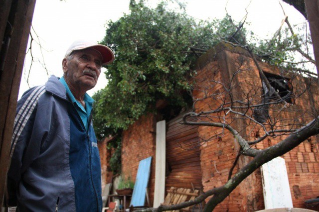 Casa do aposentado teve o telhado danificado em razão da queda da árvore (Foto: Marcos Ermínio)