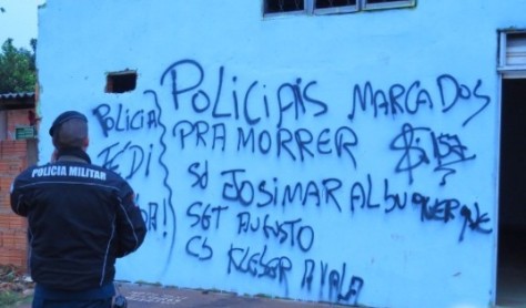 Muro foi pichado com ameaças contra três policiias da cidade