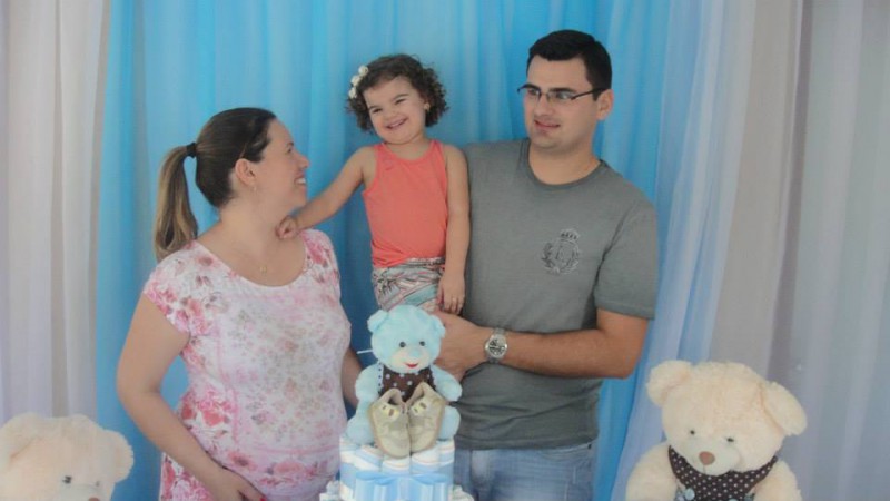 Os pais Polianna e Vitor com a primogênita Manuela, no chá de bebê de Miguel.