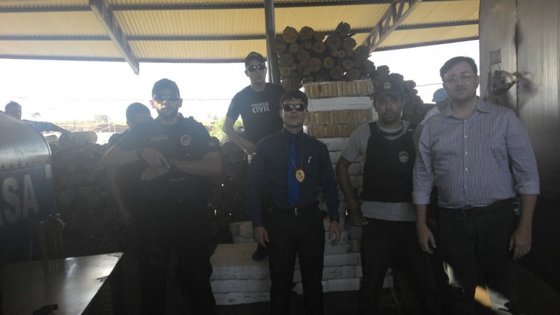 Equipe responsável pela incineração dos 1.447 quilos de maconha que foram apreendidos em Cassilândia