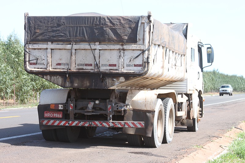 O caminhão com carroceria de ferro sofreu pequenos danos (Foto: Jovem Sul News)