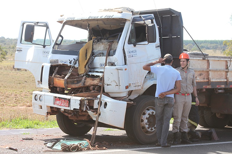 Foi usada uma corda e um caminhão para puxar a lataria e tirar o motorista (Foto: Jovem Sul News)