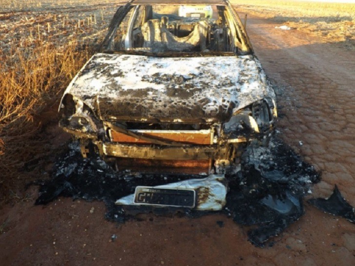 Carro com corpo de mulher foi encontrado queimado