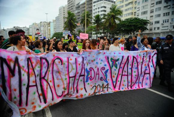 Ativistas feministas defendem direitos das mulheres durante a passeata Marcha das Vadias na praia de Copacabana (Fernando Frazão/Agência Brasil)