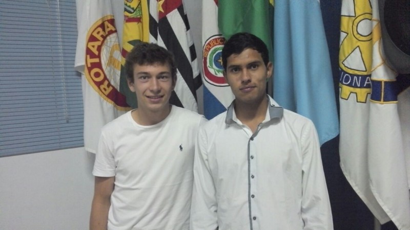 Pierre-Antonie Skrzyniar é francês e Alejandro Velasco Castaneda é equatoriano. Eles passarão um ano em Cassilândia no Intercâmbio Jovens do Rotary.
