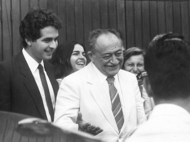 Em 1987, Eduardo Campos (esq.) deixa a casa do deputado Ulysses Guimarães em São Paulo ao lado de seu avô, o então governador do Pernambuco, Miguel Arraes (centro) (Foto: Newton Aguiar/Estadão Conteúdo/Arquivo)