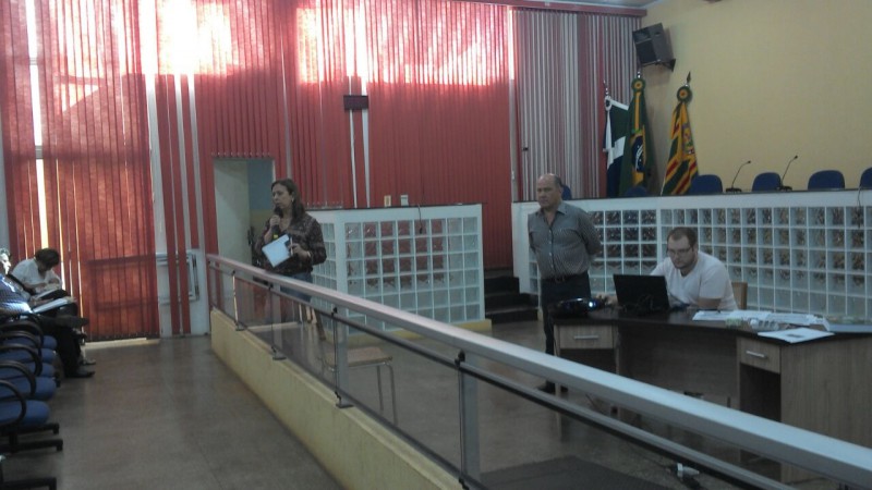 Eles estão reunidos na Câmara Municipal de Cassilândia com proprietários rurais para discutir a questão do ITR no município.