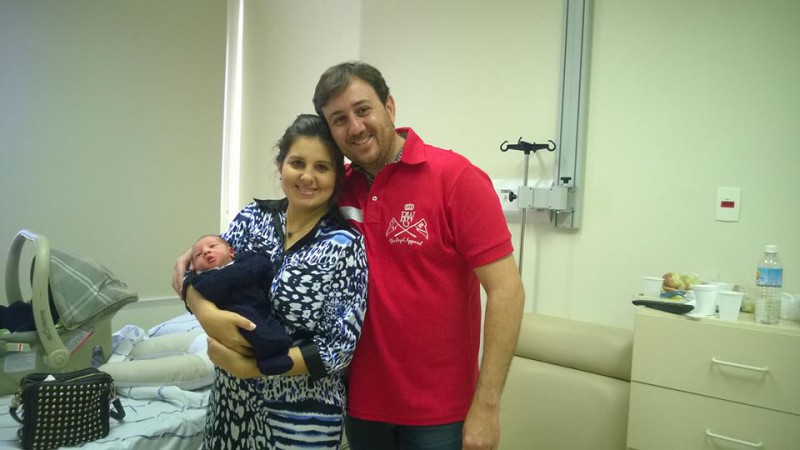 No Facebook do delegado Rodrigo de Freitas está escrito: Estamos indo de volta pra casa... Família completa! Obrigado Senhor! João Miguel nasceu em São José do Rio Preto. 