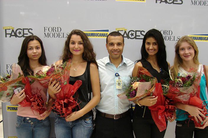 Gerente Adilson das Pernambucanas com as 4 candidatas escolhidas pela Ford Models em Cassilândia  (Foto: Pernambucanas/ Cassilândia)
