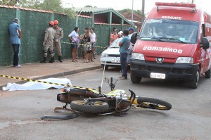O motociclista não resistiu aos ferimentos e morreu no local do acidente