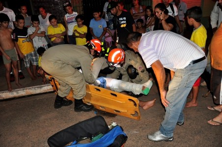 Jovem recebe primeiros socorros (Foto: Márcio Rogério)