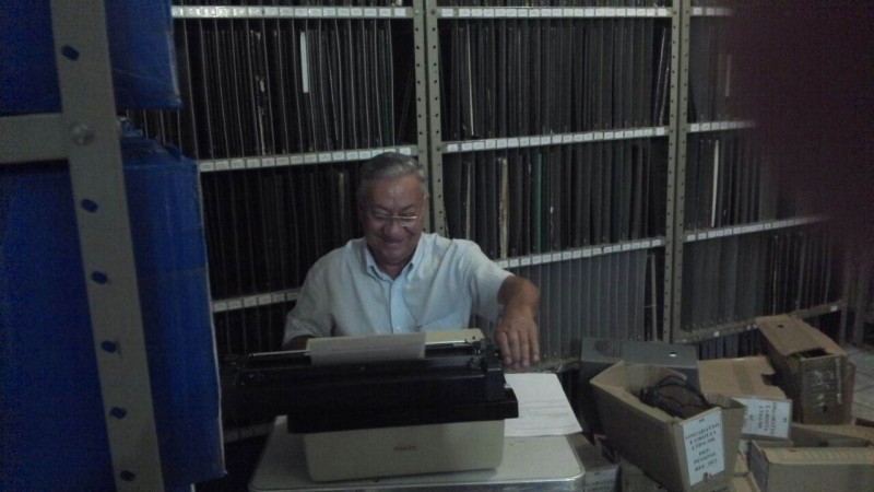 Nelsinho, do Contalex, relembrando os velhos tempos no seu escritório de contabilidade, com sua antiga máquina de escrever na tarde de ontem (2). O 'flagrante' foi feito por João Girotto.