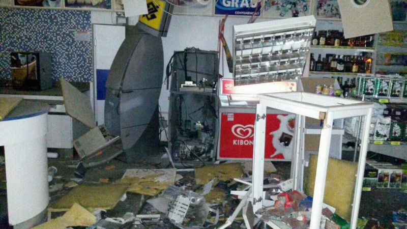 Conveniência após explosão de caixa eletrônico em Chapadão do Sul (Foto: Thales Cabreira)