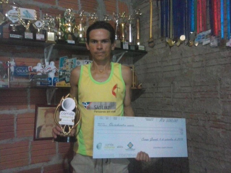 Geosimar Oliveira Loredo, o Guanabara, venceu neste final de semana a corrida noturna do Shopping Campo Grande. Percorreu a distância de dez quilometros. Parabéns.