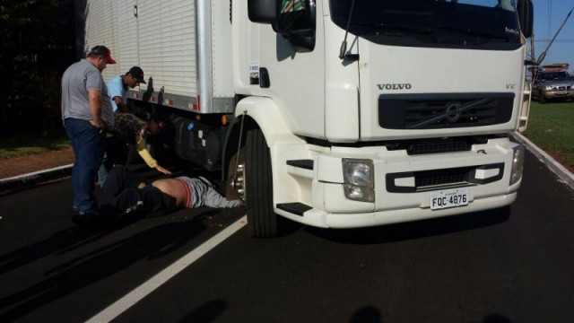 Motociclista parou embaixo de caminhão, mas não teve ferimentos leves (Foto: Rafael Domingos)