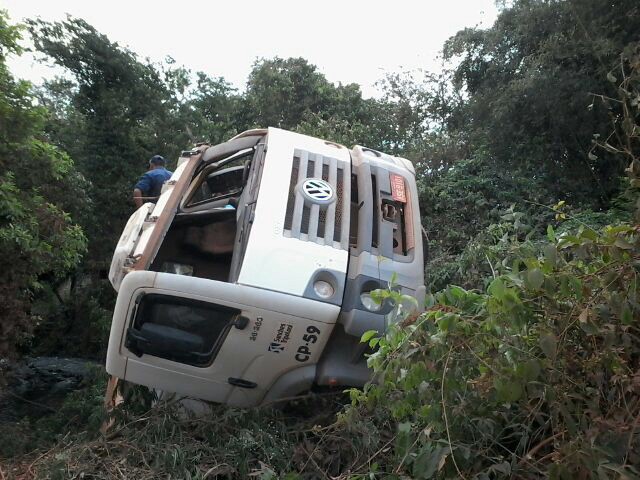 Fotogaleria: mais fotos do caminhão que caiu na entrada de Cassilândia