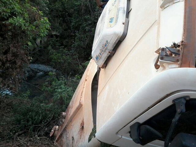 Fotogaleria: mais fotos do caminhão que caiu na entrada de Cassilândia