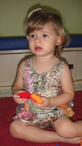 A linda Ana Julia, já escolheu uma mistura de frutas, flores e bicho, do verão Art Kids. Arrasou princesa! 