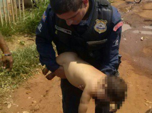 Imagem mostra guarda prestando os primeiros socorros à vítima. (Foto: Divulgação)