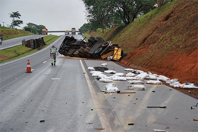 Foto dos caminhões tombados após acidente em Fernandópolis