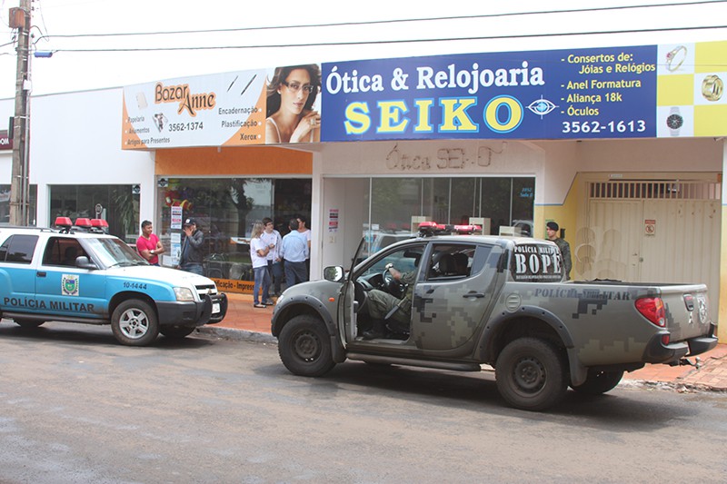 Bandidos assaltam relojoaria no centro da cidade (Foto: Jovem Sul News)